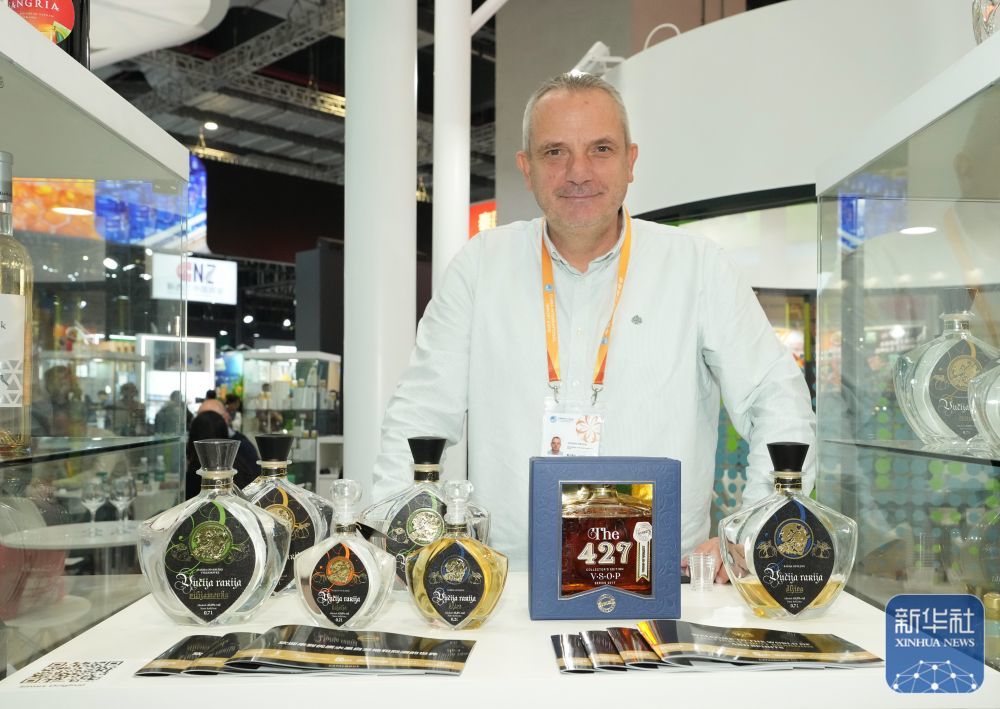 ↑ 11月6日在第八届进博会农食产品展区拍摄的塞尔维亚烈酒。新华社记者 任鹏飞 摄