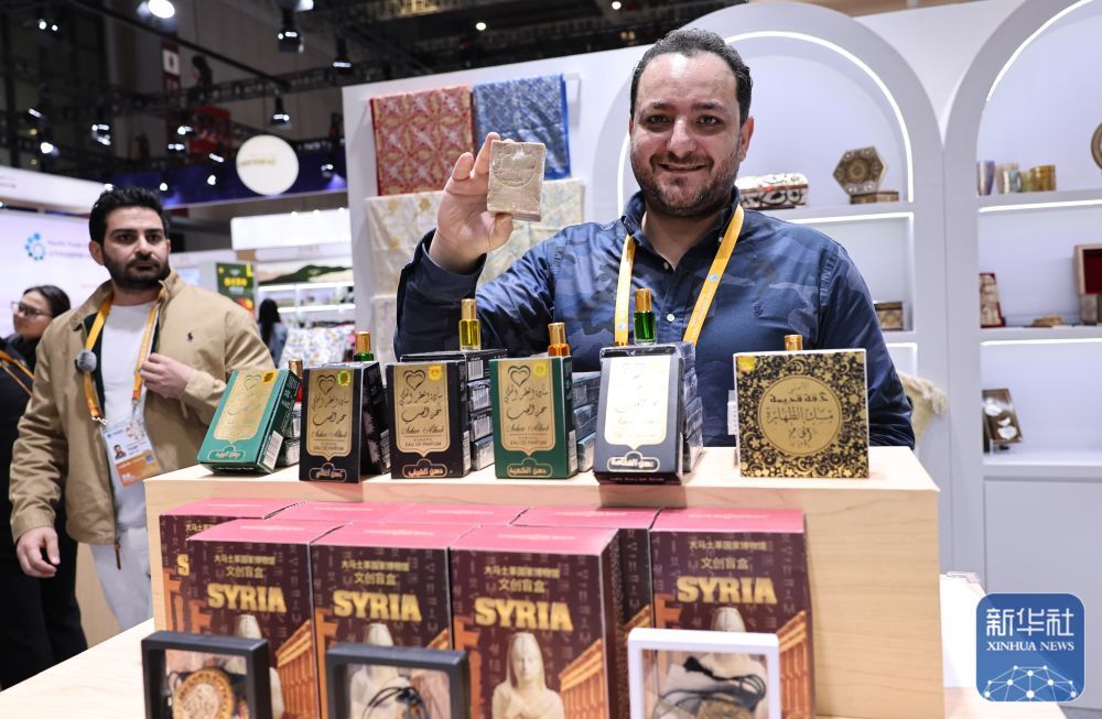 ↑ 11月7日，在第八届进博会消费品展区，一名叙利亚展商展示叙利亚古皂。新华社记者 方喆 摄