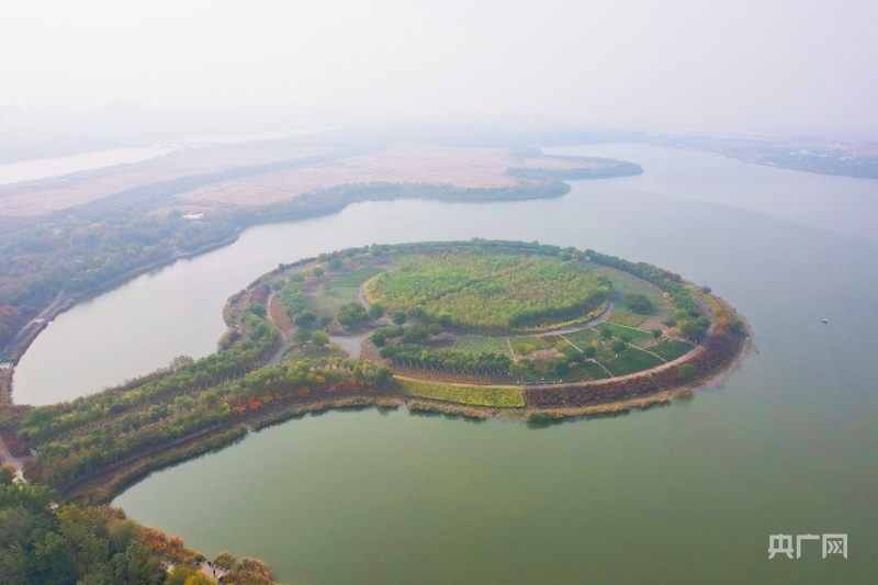 俯瞰静湖中心岛（央广网记者 周思杨 摄）