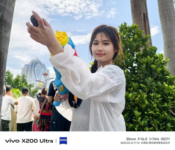 使用vivo X200 Ultra 35mm焦段人像模式拍摄