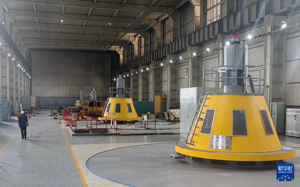 这是2025年6月1日在尼日利亚尼日尔州拍摄的卡因吉水电站内的水电机组。新华社发（中国电建华东院公司供图）