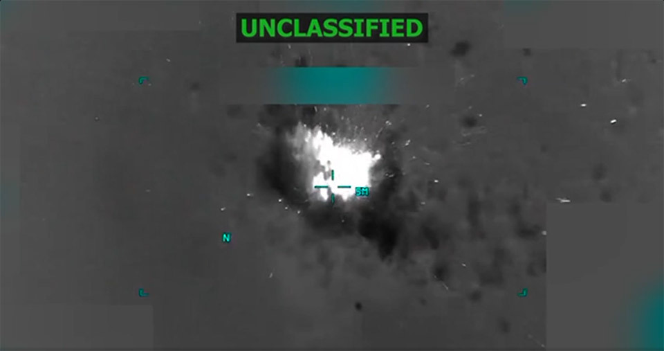 特朗普在社交平台发布的美军打击“贩毒船只”画面