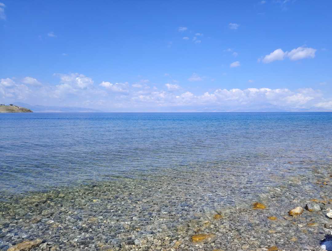 赛里木湖湖水清澈。刘沛恺摄
