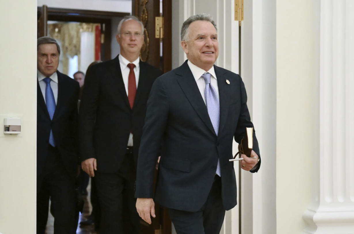 从左起,俄总统高级外交政策顾问乌沙科夫、俄经济顾问德米特里耶夫以及美国特使威特科夫。俄媒