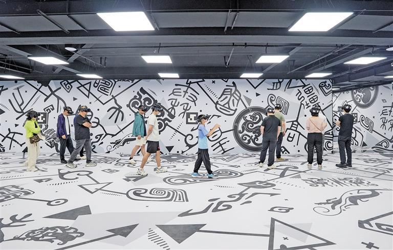 7月30日，市民游客在沉浸式体验《帝国密码——秦始皇陵》XR项目。 受访者供图