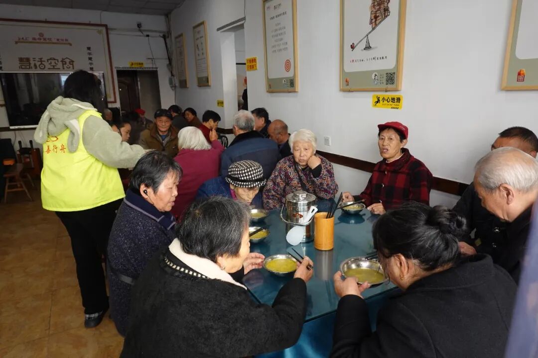 在行愿敬老餐厅就餐的老人们/冷西 摄