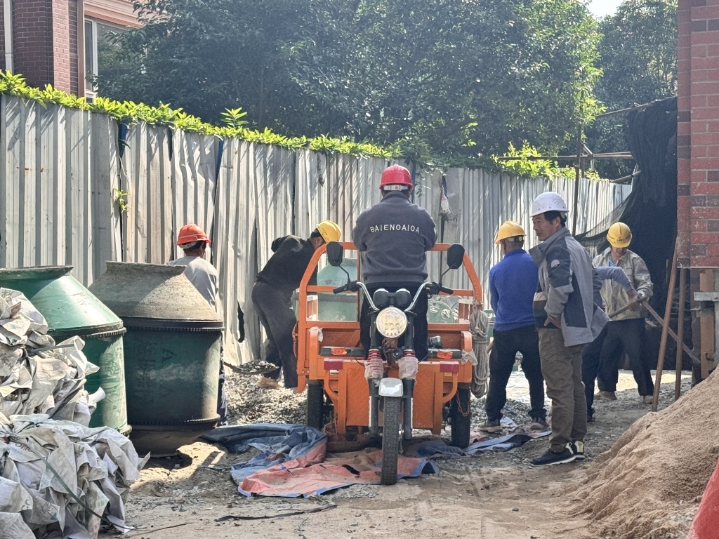 11月14日中午工人在清理现场。澎湃新闻记者 蒋乐来 图