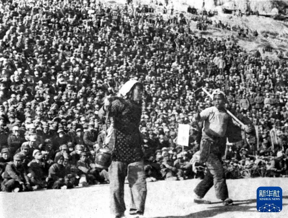 延安鲁迅文艺学院王大化、李波在广场为群众演出秧歌剧《兄妹开荒》。吴印咸 摄