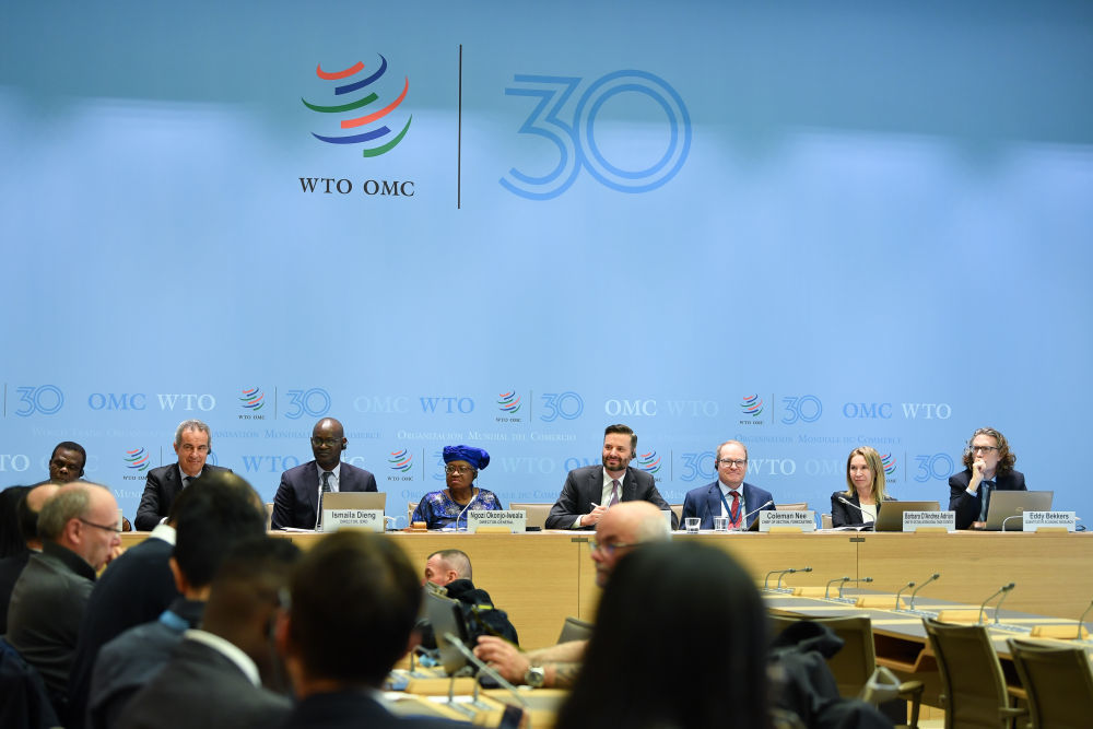 4月16日，在瑞士日内瓦世界贸易组织总部，世贸组织总干事伊维拉（后排左四）出席新闻发布会。世界贸易组织16日发布的最新报告显示，美国关税政策导致全球贸易前景严重恶化。新华社记者连漪摄