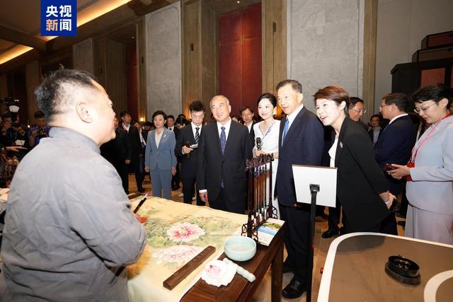 △林武、慎海雄等参观“好客山东 好品山东”展示推介专区