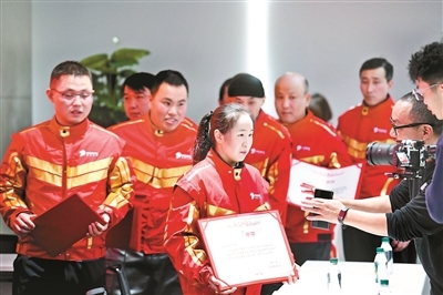 首批京东外卖专职骑手拿到聘书