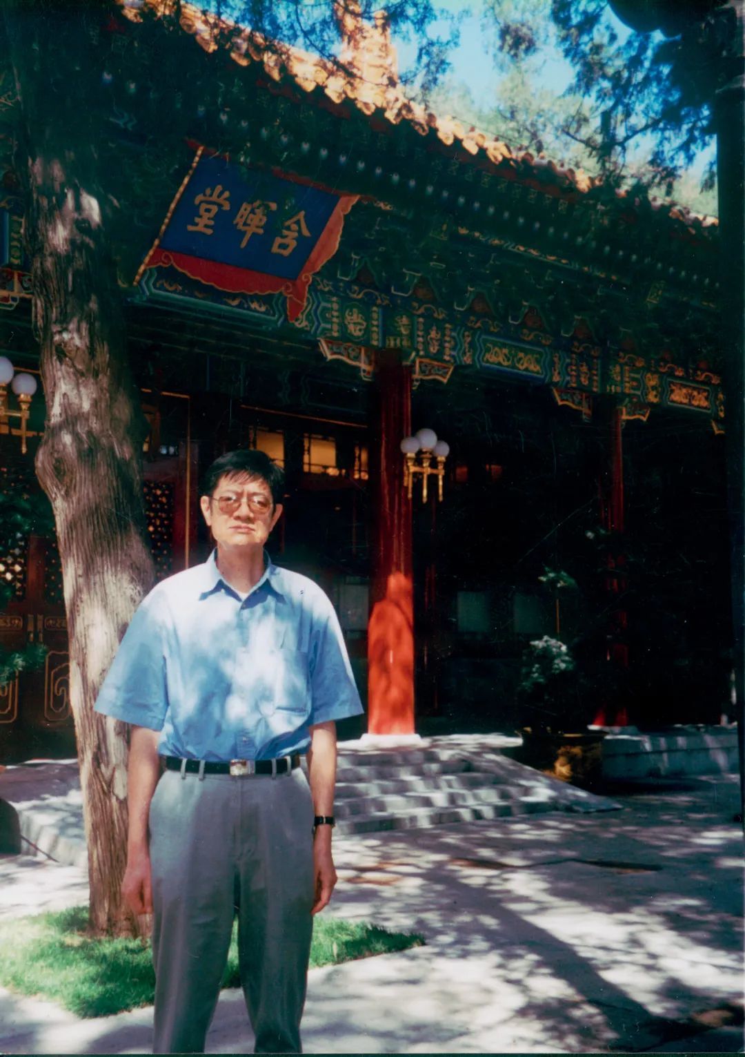2007年，张卓元在玉泉山留影。