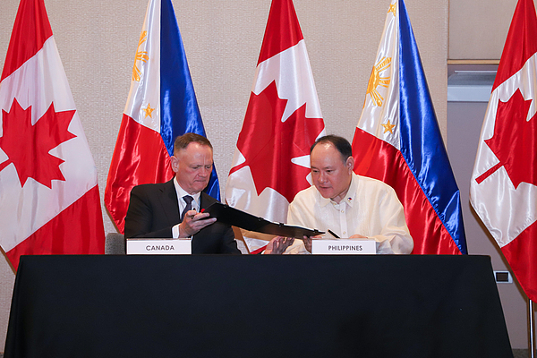 11月2日,菲律宾马尼拉,加拿大国防部长麦金蒂(左)与菲律宾国防部长特奥多罗签署协议。 视觉中国