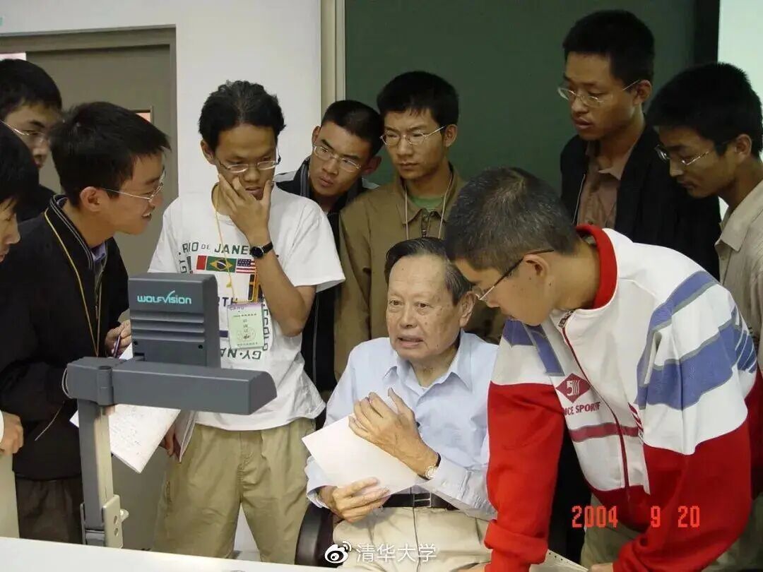 杨振宁课间答疑。来源:清华大学官方微博