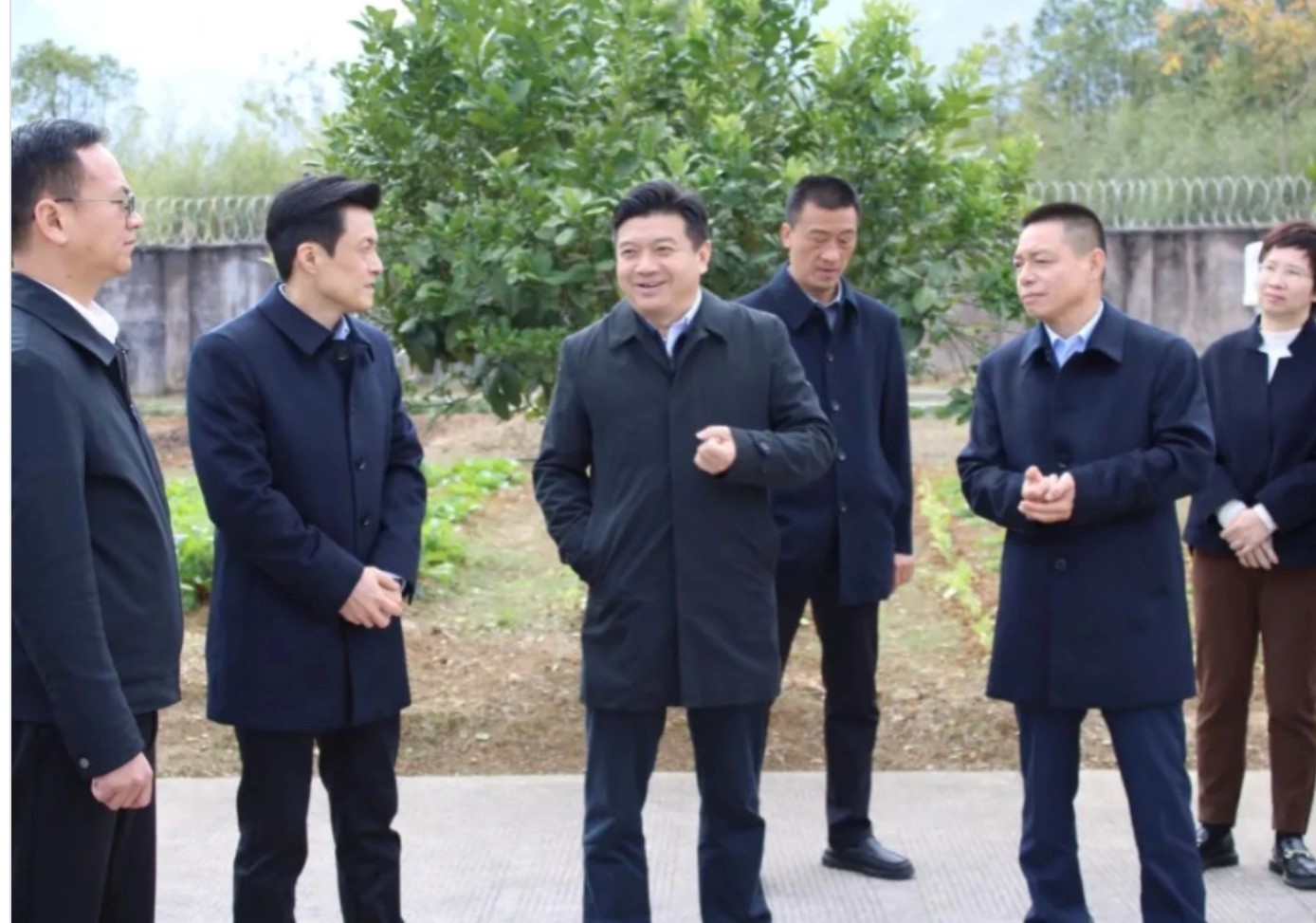 (左起第三人为邱继兴,图片来源:湖南机场集团官方网站)
