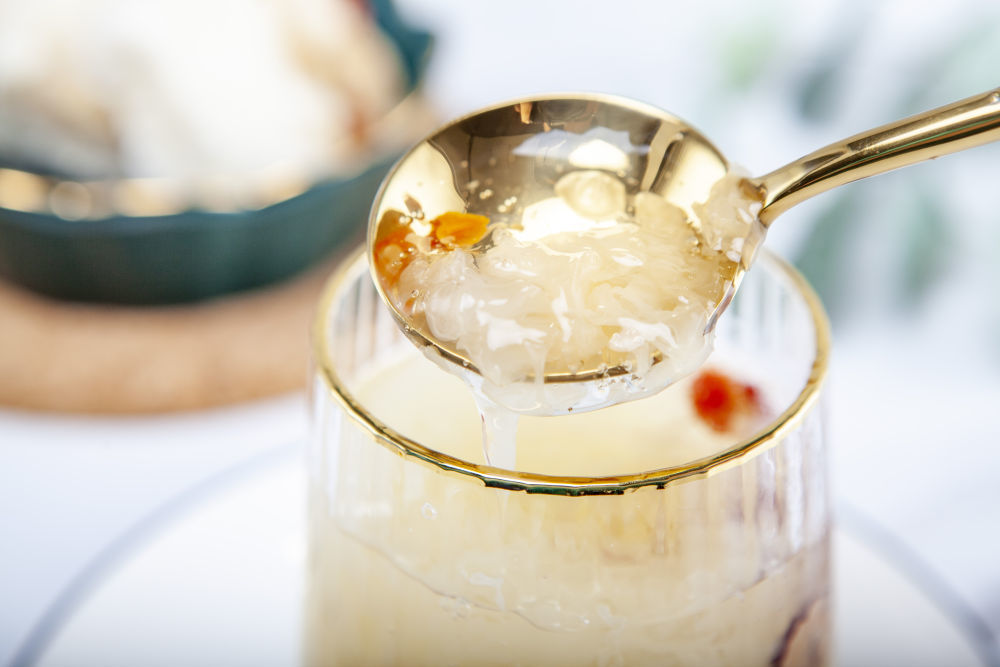 这是开水冲泡后的冻干银耳羹。