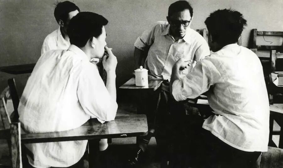 20世纪80年代,武大中文系负责老师带着两位同学向刘道玉校长汇报讲习班开办情况。受访者供图