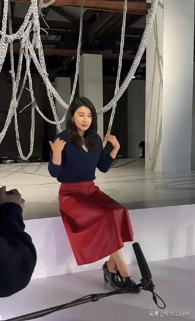郭晶晶出席米兰时装周，气场大开，很贵气，脸圆了一圈，有点驼背