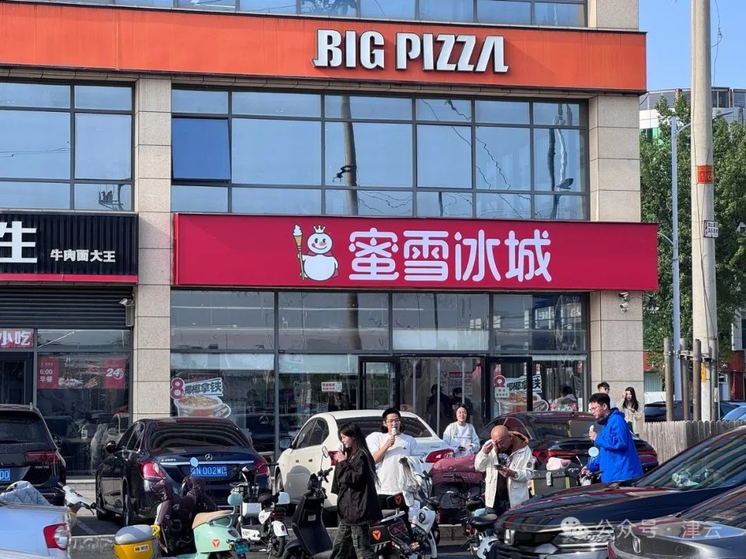 蜜雪冰城诺亚大厦店已恢复红色招牌