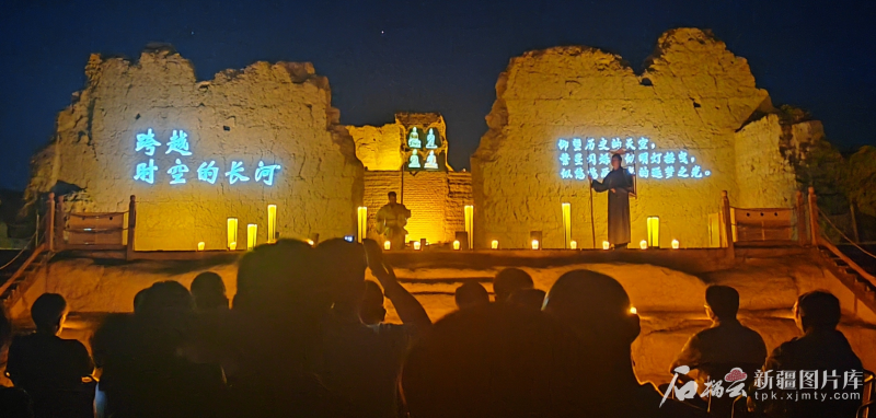 5月23日,夜游交河项目吸引众多游客。石榴云/新疆日报记者 贾春霞摄