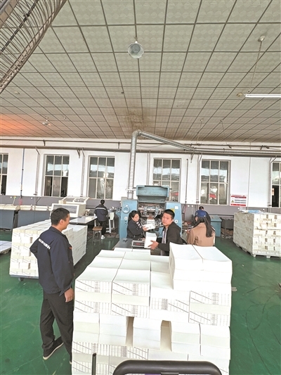 涿州市星河印刷有限公司内,员工在将装订好的书籍过秤称重,以此确认图书质量