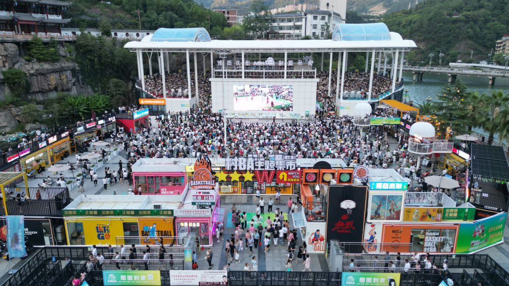 “村BA主题集市”人头攒动、热闹非凡。陈阳 摄