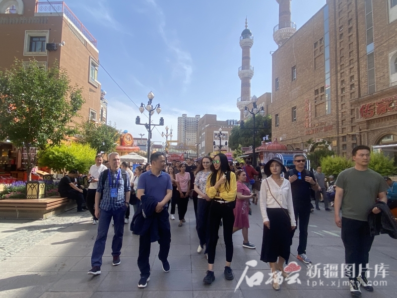 5月25日，中外嘉宾漫步在新疆国际大巴扎。王新摄