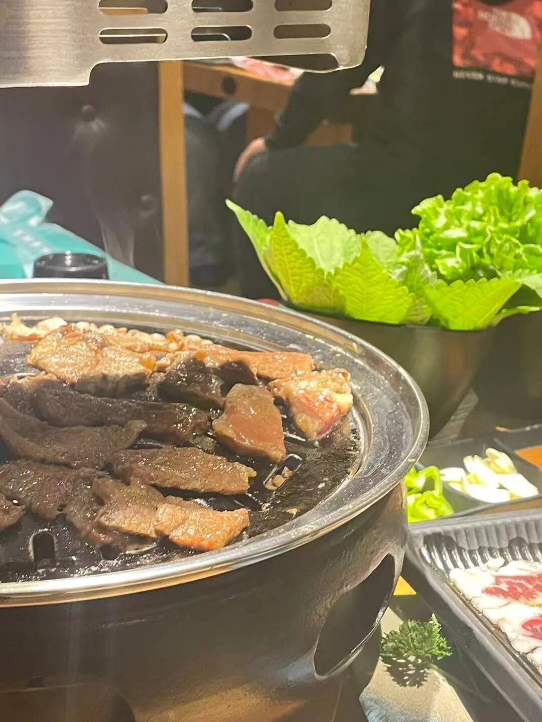 喆喆第一次尝试吐是在一次烤肉自助餐之后