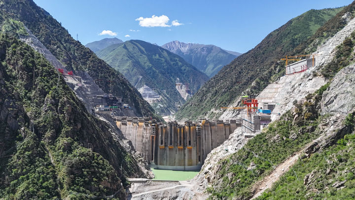 这是2025年6月30日拍摄的建设中的叶巴滩水电站(无人机照片)。该水电站地处四川甘孜州白玉县与西藏昌都市贡觉县交界处的金沙江上游,总装机容量224万千瓦。新华社发(陈浩 摄)
