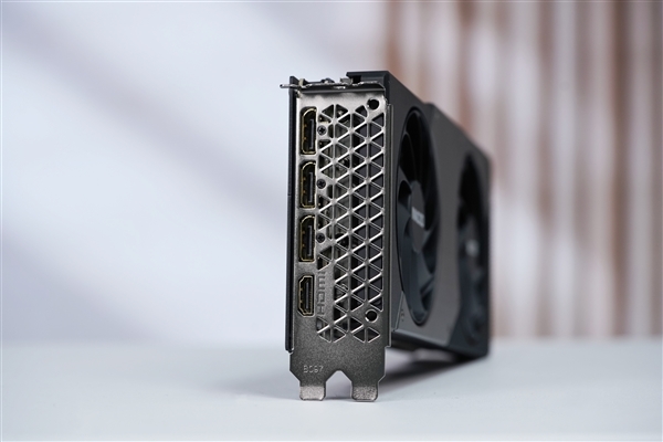 小巧双槽!映众RTX 5060 Ti曜夜16GB显卡图赏