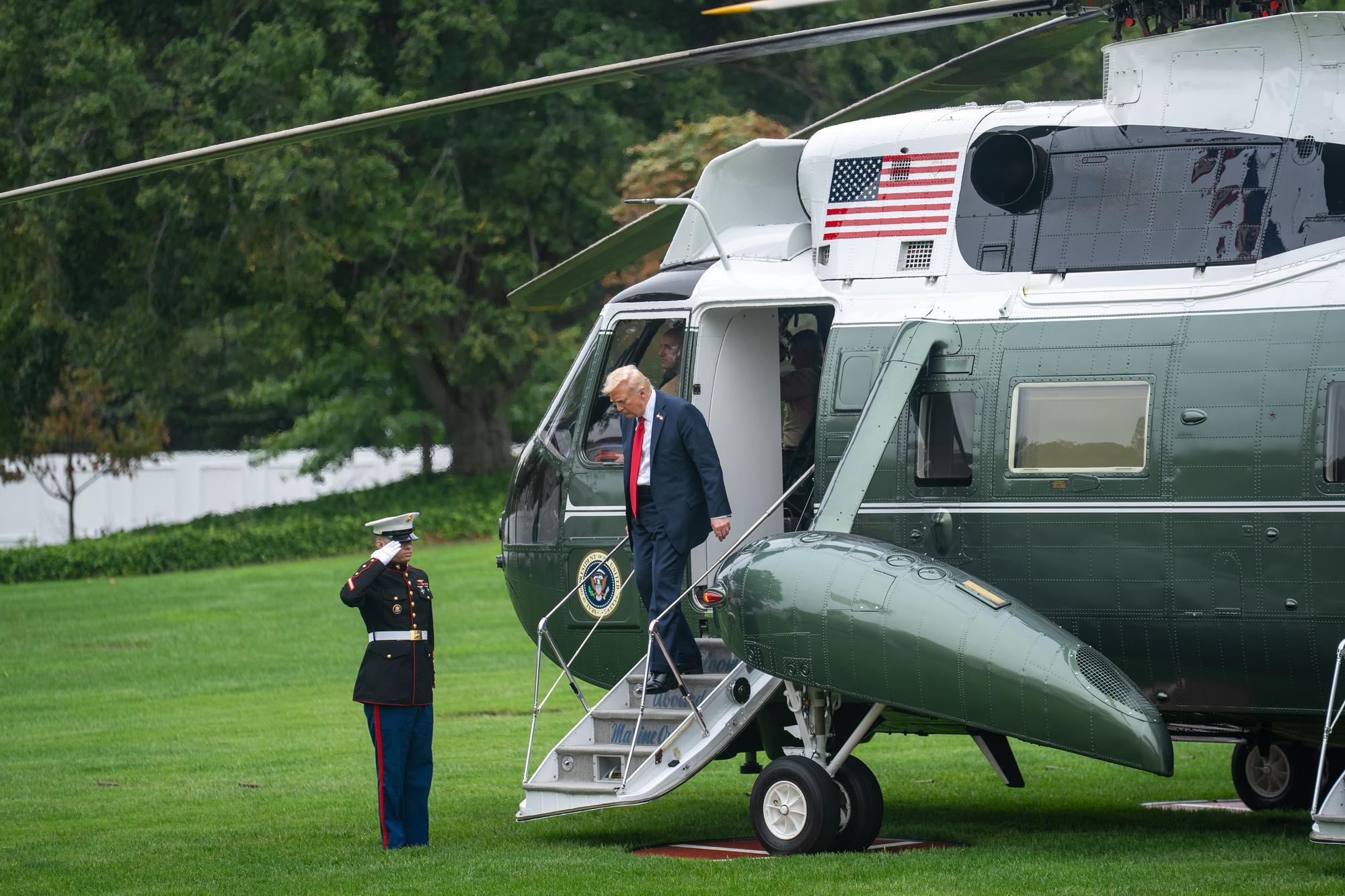 9月30日,在美國(guó)首都華盛頓,美國(guó)總統(tǒng)特朗普乘直升機(jī)返抵白宮。新華社記者胡友松攝