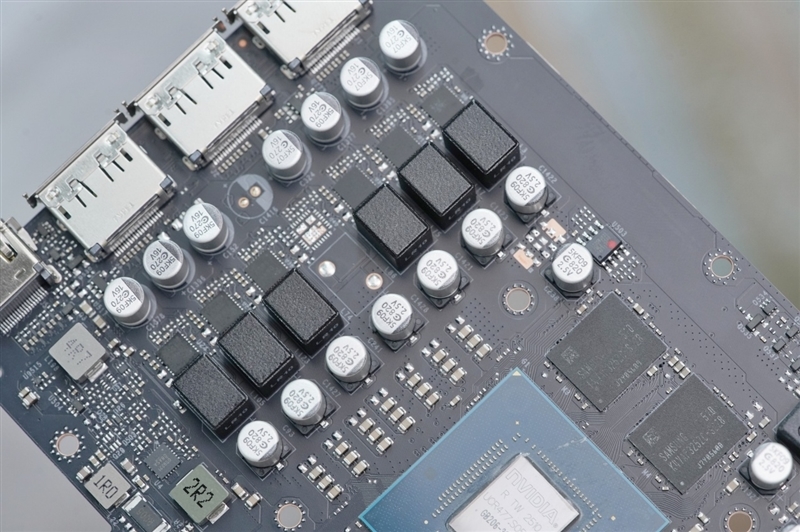 影驰RTX 5060 Ti金属大师白金版16GB MAX OC评测:DLSS 4加持4K游戏轻松流畅 纯白设计完美匹配影驰全家桶