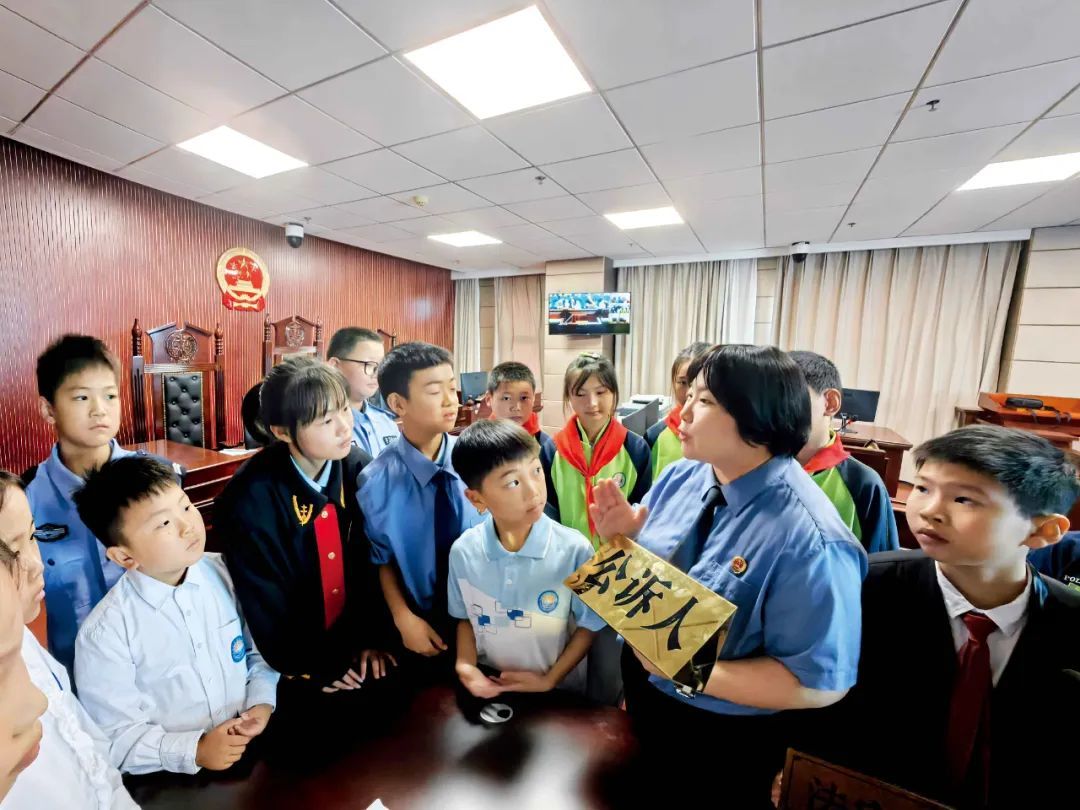 2024年5月30日,湖北襄阳市海容小学学生在市检察院通过现场模拟法庭,演绎鲜活案例,增强安全保护意识。图/视觉中国
