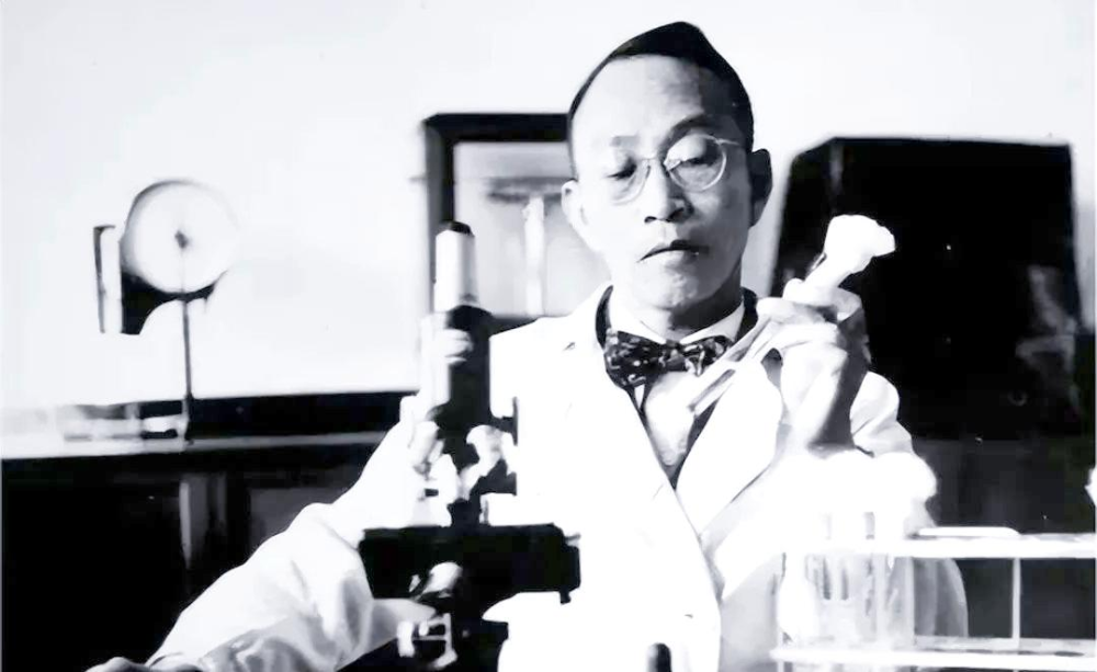 正在做实验的汤飞凡。(图源:中国科学家博物馆“抗日战争中的中国科学家”主题展)