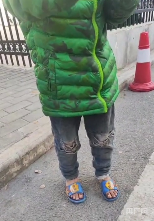小女孩穿拖鞋在街道上流浪(央广网发 网络视频截图)