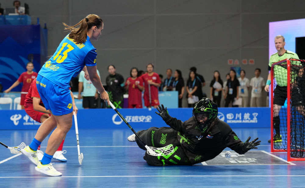 ↑ 瑞典队球员约翰松（前左）在比赛中射门。新华社记者 李旭伦 摄