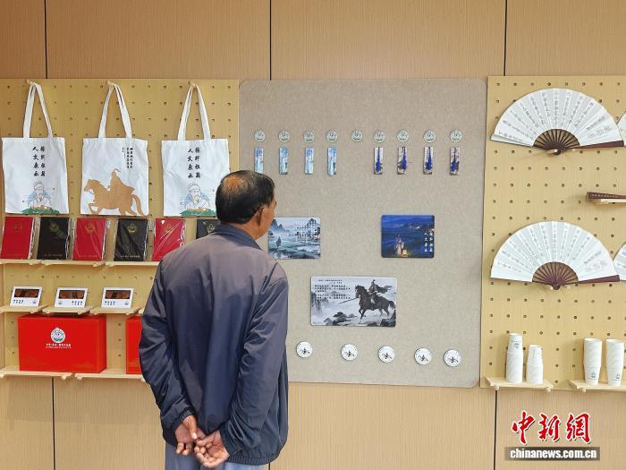 9月5日，康乐县稼轩文化产业园开园。图为民众参观以辛弃疾文化为主题的文创产品。艾庆龙　摄