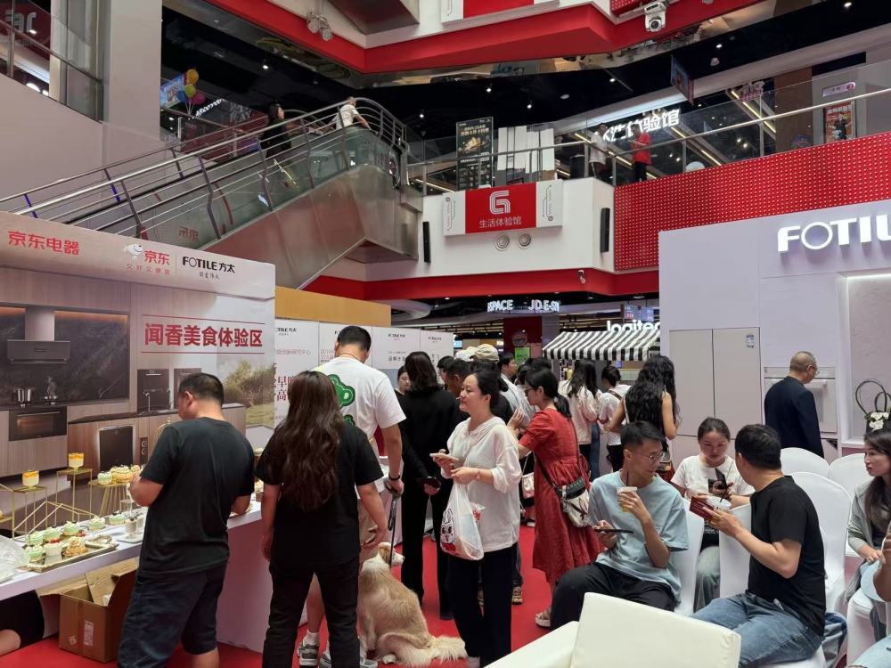 消费者在位于重庆市江北区的京东超级体验店选购家电。受访者供图