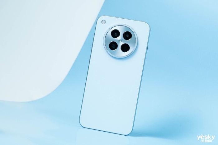 同尺寸手机里最轻薄 Find X8s兼具设计与手感