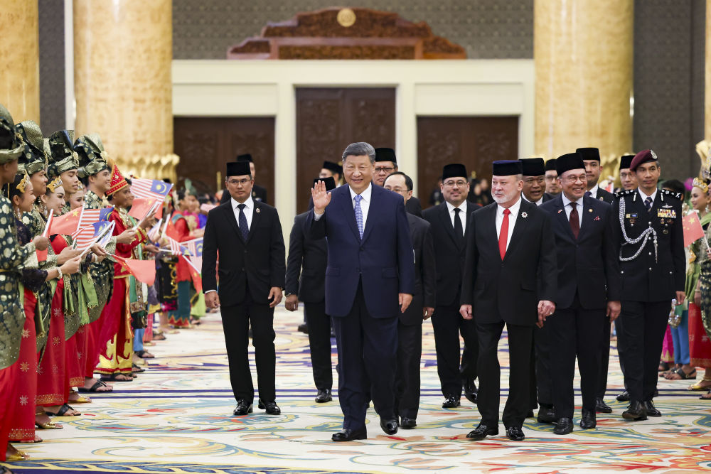 4月16日上午,马来西亚最高元首易卜拉欣在马来西亚国家王宫同中国国家主席习近平举行会见。会见后,习近平出席易卜拉欣举行的欢迎宴会。这是习近平向欢迎人群挥手致意。新华社记者 黄敬文 摄