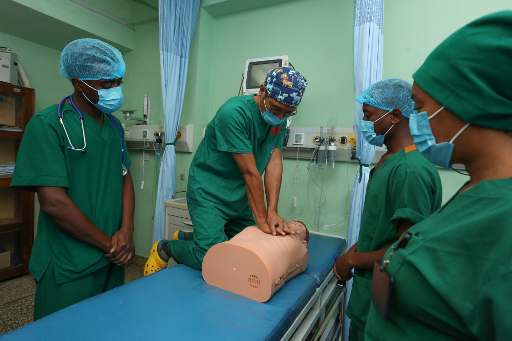 2025年5月9日，在坦桑尼亚达累斯萨拉姆穆欣比利国立医院，张军桥医生（左二）示范心肺复苏急救。新华社发（埃马纽埃尔&middot;赫尔曼摄）