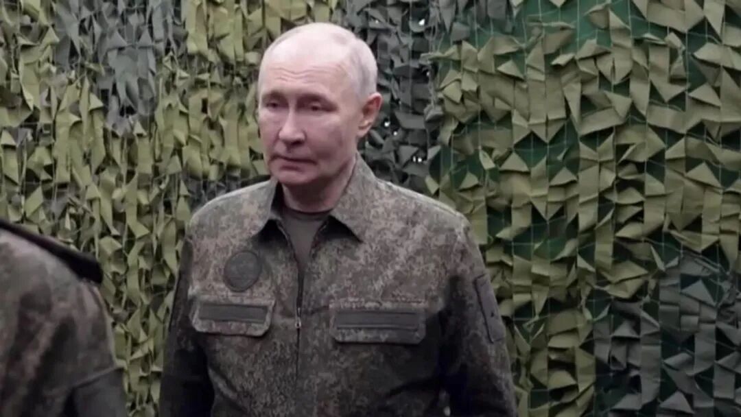 ◆11月30日,普京视察俄军联合部队集群一指挥所,并听取报告。