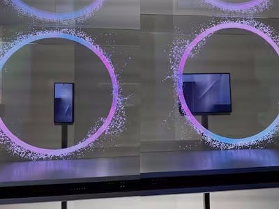 华为唯一对手:三星三折叠屏实机首次公开展出!采用内折方案