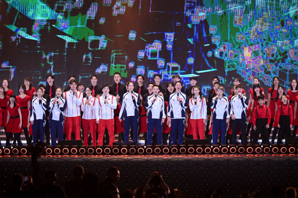 3月1日，在香港启德体育园开幕典礼上，内地与香港运动员代表合唱歌曲。新华社记者 朱炜 摄