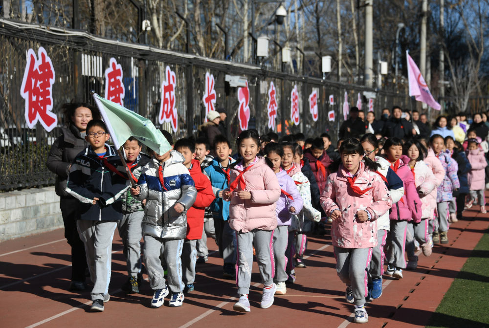 2025年2月17日，在北京市海淀区中关村第二小学（华清校区），学生参与“阳光跑”活动。新华社记者 任超 摄
