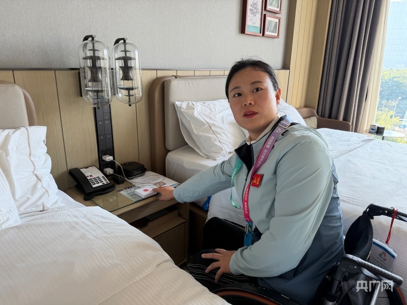 轮椅篮球运动员孙艺萌介绍酒店的无障碍设计(央广网记者罗世伟 摄)
