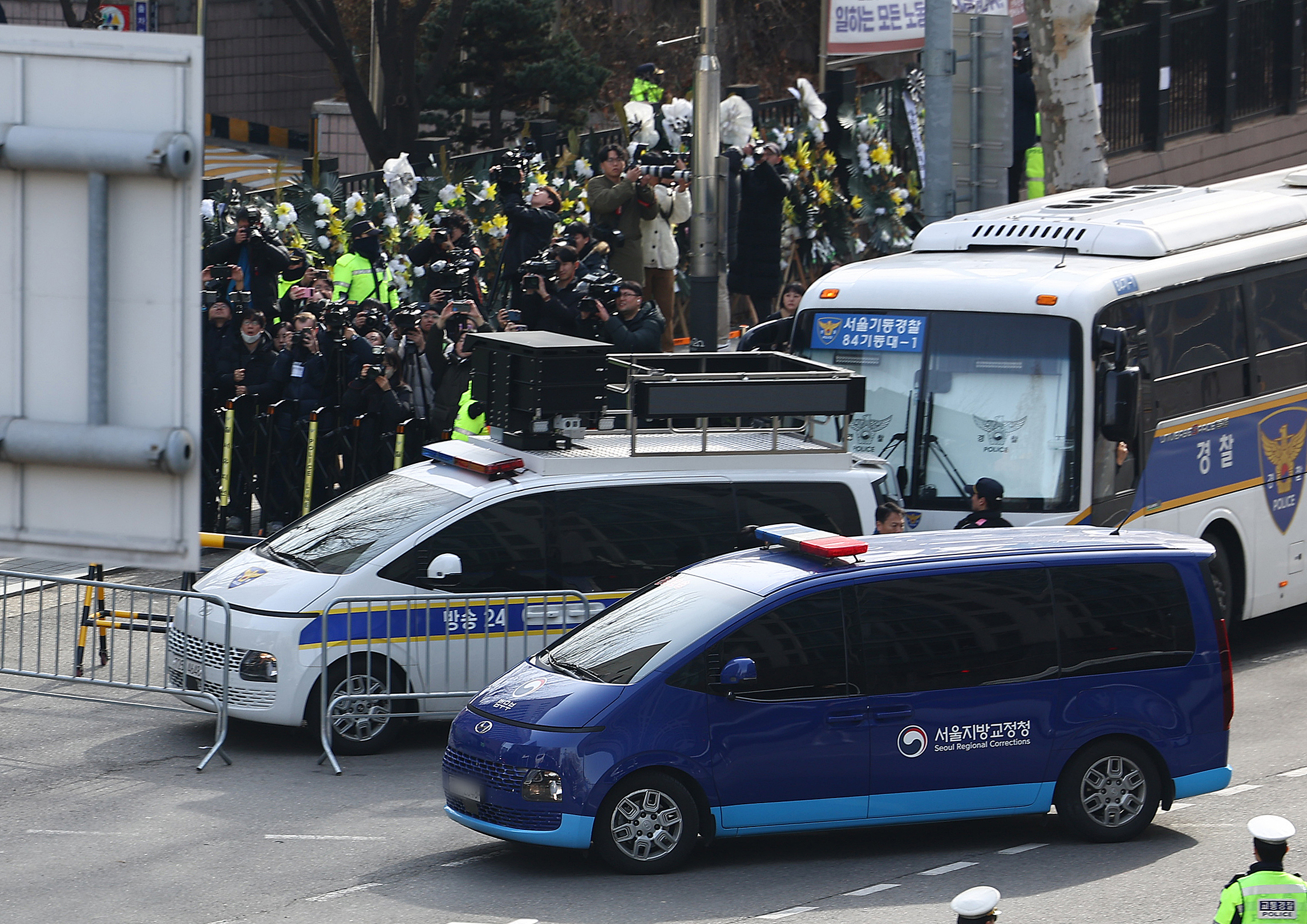 当地时间2025年1月18日，韩国首尔，尹锡悦乘坐的法务部押送车辆抵达首尔西部地方法院，出席拘留令必要性审查。视觉中国 图