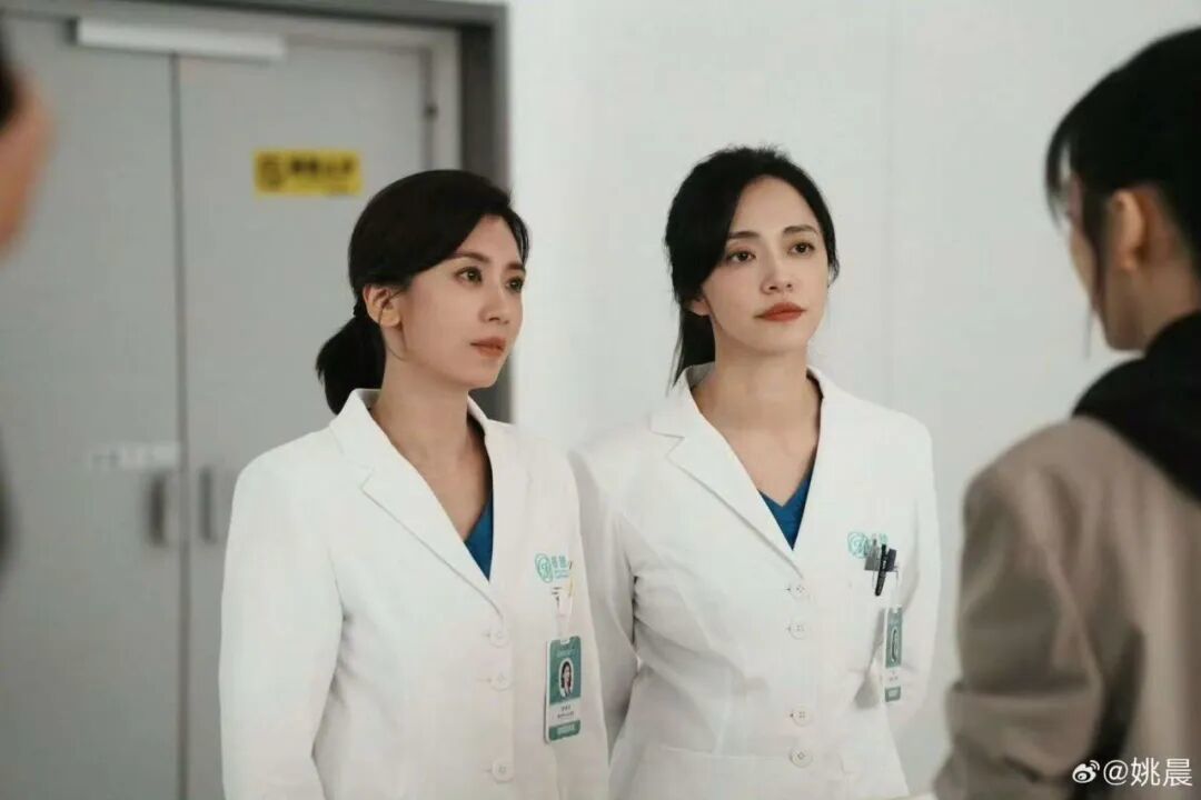 医疗+职场+双女主叠buff的正经剧情,远没有几秒钟乱舞的视频传得远。(图源:微博@姚晨)