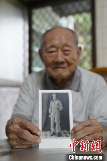2018年5月21日，安徽合肥籍台湾老兵金英在台湾屏东家中为《日暮·归乡》剧组展示老照片。(片方供图)