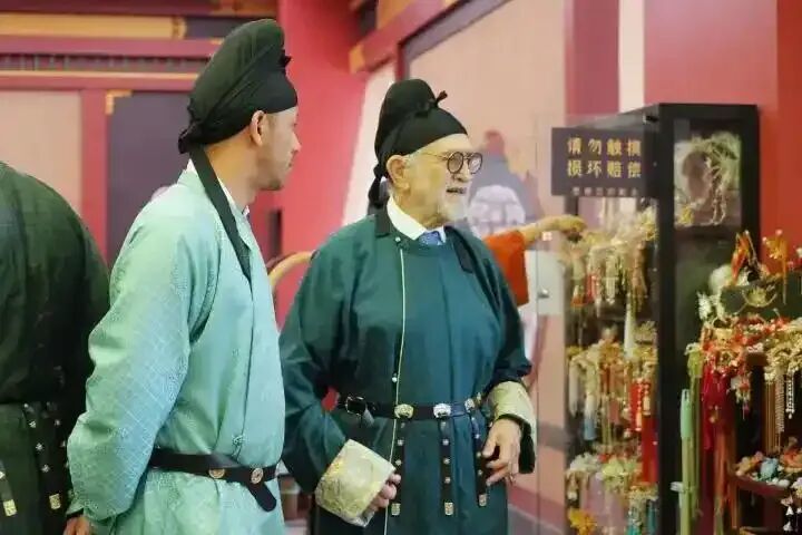 外国游客在长安十二时辰主题街区